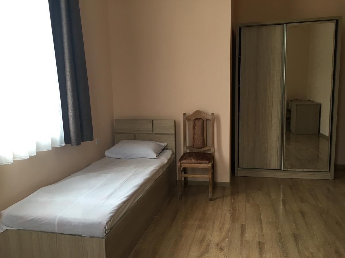 Kmg Hotel Khashuri Esterno foto